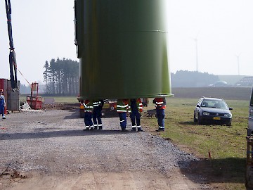 Kran transportiert den 1. Teil des Turms zum Fundament